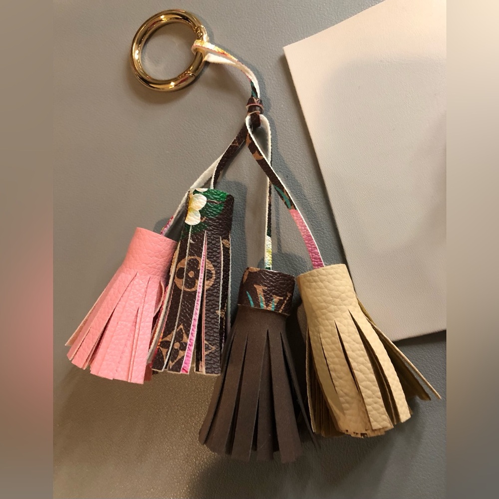 Handmade Spring Tassel Key Holder - Picture 3 of 3